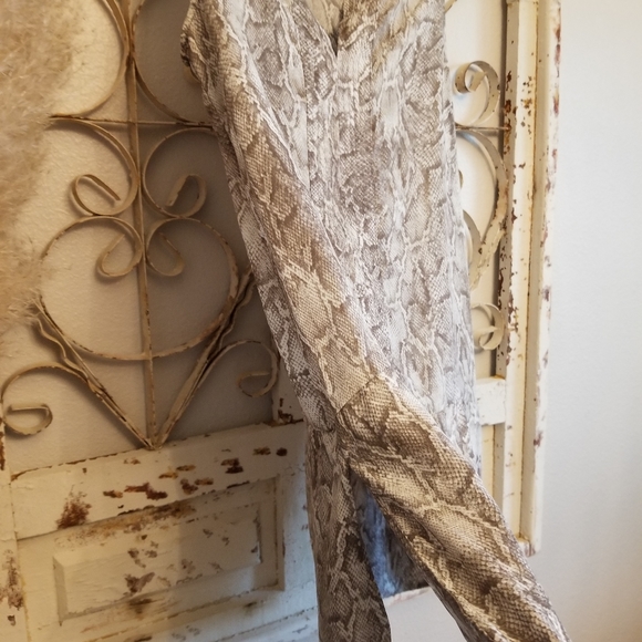 Beautiful tunic style top - Picture 3 of 6